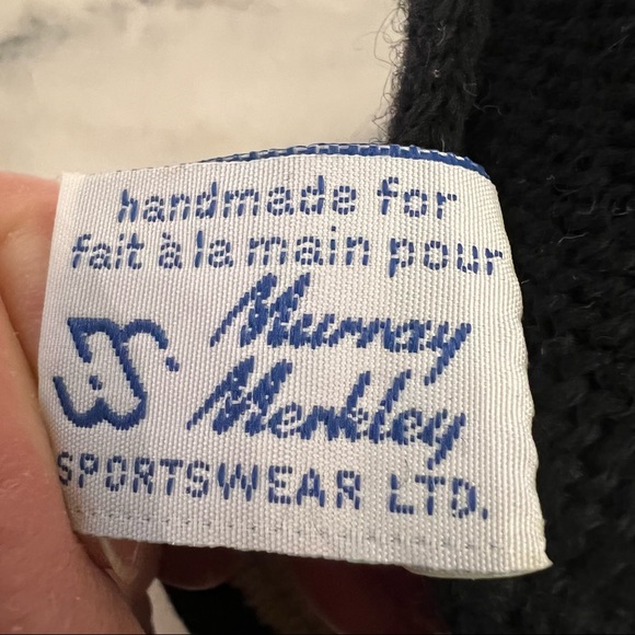 Canadian black ski hat with gold trim Velcro closure - Picture 5 of 5